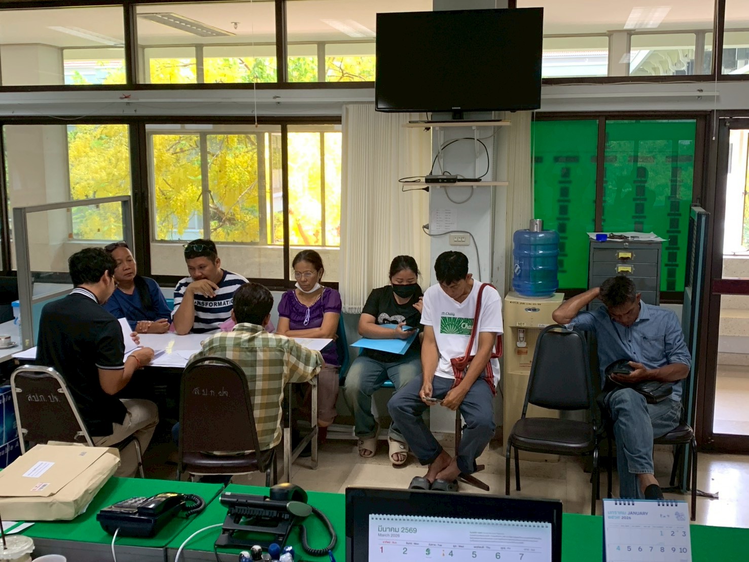 title - วันที่ 26 มีนาคม 2569 นายวิทูล ประดิษฐบุญ ปฏิรูปที่ดินจังหวัดปราจีนบุรีพร้อมด้วย  ผู้อำนวยการกลุ่มยุทธศาสตร์และการปฏิรูปที่ดิน และเจ้าหน้าที่ ส.ป.ก.ปราจีนบุรี  ให้บริการ อำนวยความสะดวกแก่พี่น้องเกษตรกร และประชาชน ที่เดินทางมาติดต่อขอรับบริการ   ณ สำนักงานการปฏิรูปที่ดินจังหวัดปราจีนบุรี ชั้น 3 ศาลากลางจังหวัดปราจีนบุรี